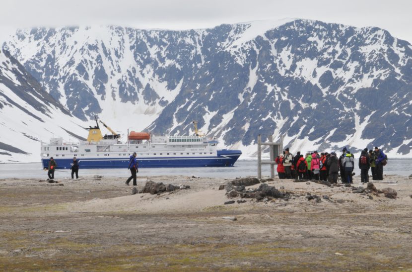 turister svalbard smeerenburg