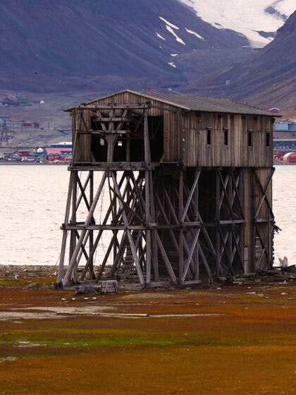 Foreløpig ligger det trygt, men det ligger med føttene helt ut på strandbrinken som flere steder er utsatt for bølgeerosjon. Longyearbyen ligger like over fjorden, og Hiorthhamn er et populært utfartssted for byens befolkning. Foto: A.C. Flyen, NIKU