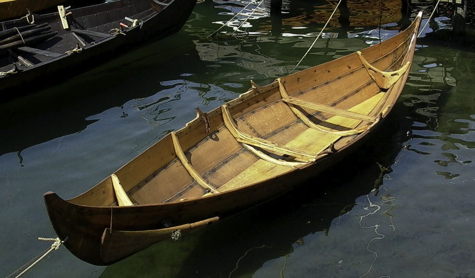 Виды лодок. Лодка деревянная викингов. Скандинавские деревянные лодки. Лодка деревянная средние века. Каноэ викингов.