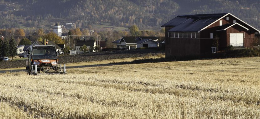 NIKUs georadar i arbeid på Sem (Haug kirke i bakgrunnen)