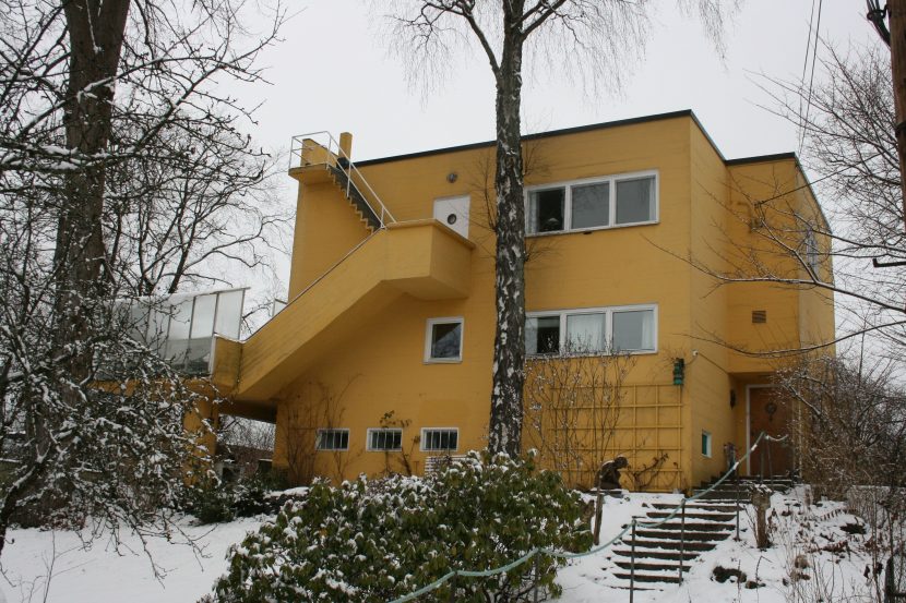 Utendørs trapp. Flatt tak, vindusbånd. Taket brukt som terrasse. Havna allé nr. 9, Villa Bryn, Oslo. Aasland/Korsmo. Foto: NIKU/E. Hole, 2012