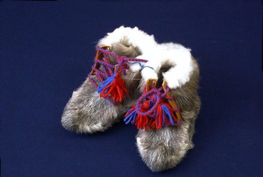 Skaller i reinskinn, Várjjat Sámi Musea/Varanger Samiske Museum. Bilde tatt av Varanger Samiske Museum og lastet opp til Digitalt Museum. Foto: Varanger Samiske Museum/Creative Commons