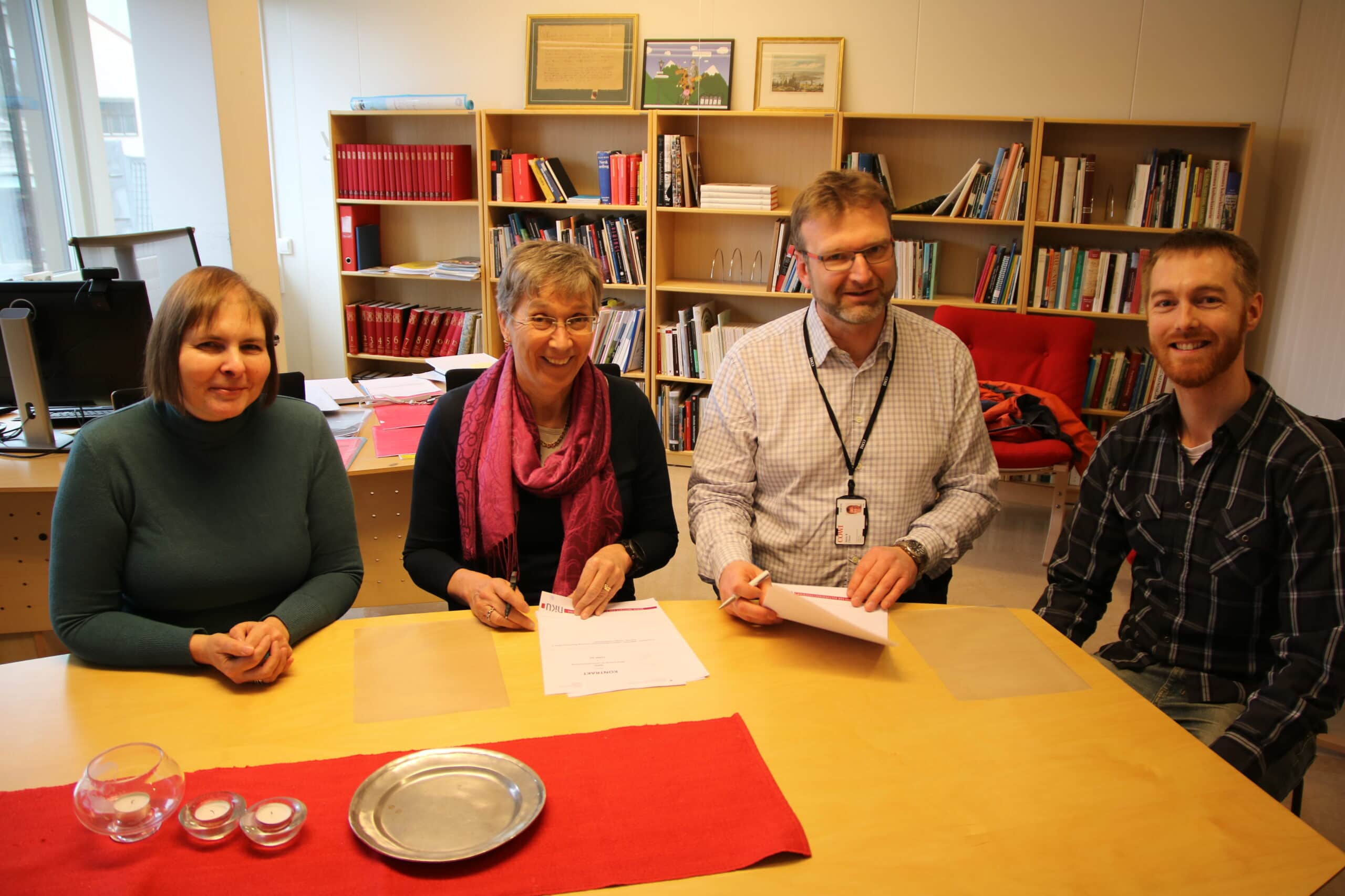 Kontraktsignering COWI og NIKU: Vibeke Vandrup Martens (prosjektleder, NIKU), Kristin Bakken (direktør, NIKU), Stein Broch Olsen (prosjektleder, COWI), Mike Voellmecke (Cautus Geo). TW/NIKU