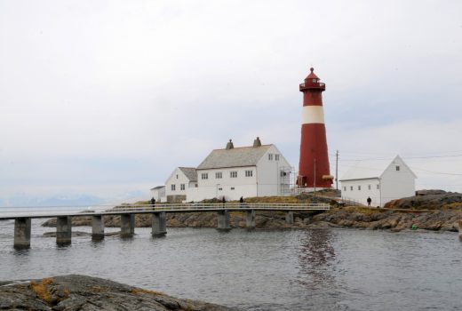 Menneskeskapte strukturer kan inngå som en del av kystmiljøet og bidra til å skape muligheter for menneskelig aktivitet og rekreasjon. Her Tranøy fyr i Hamarøy kommune, som er vedtaksfredet etter lov om kulturminner i 1997. Foto: Elin Rose Myrvoll, NIKU