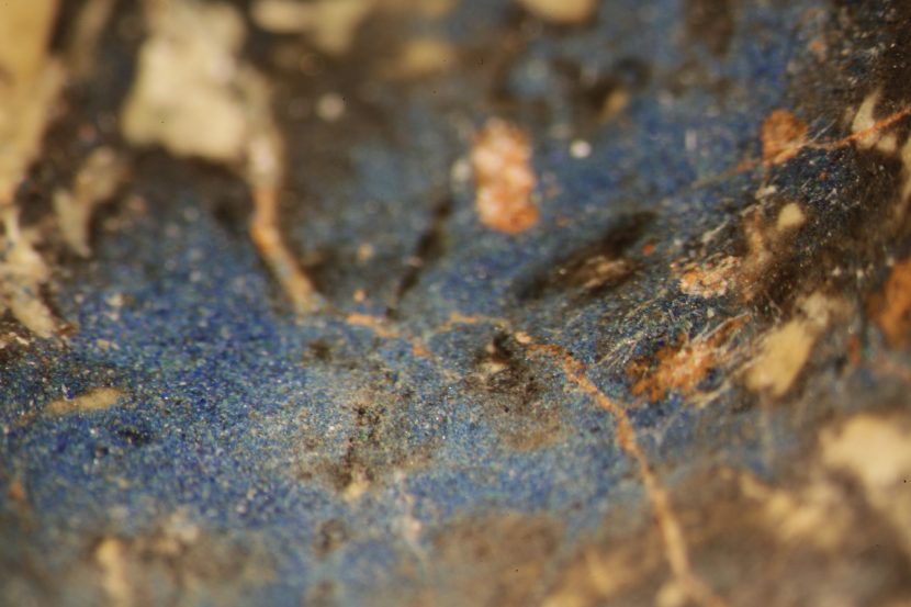 Analyser viser rester av det blå pigmentet azuritt i fôret på kappen til én av helgenene.