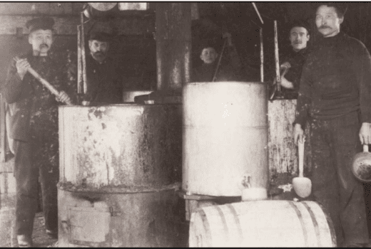 Damp boiling of fish liver oil at Hamarøy, ca. 1910. Ill.: Norsk olje gjennom 1000 år – Lofoten som global tranprodusent. O. Schiøtz et al. (2010)