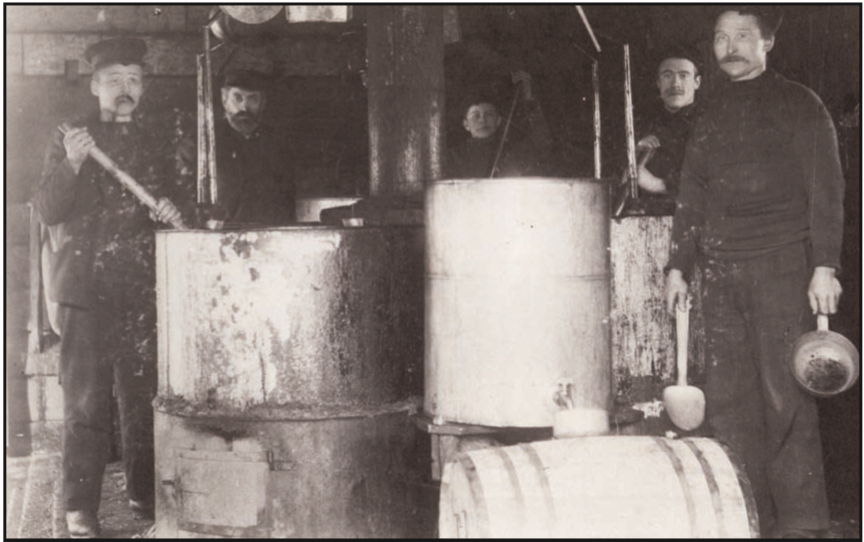 Damp boiling of fish liver oil at Hamarøy, ca. 1910. Ill.: Norsk olje gjennom 1000 år – Lofoten som global tranprodusent. O. Schiøtz et al. (2010)