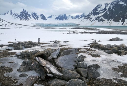 Varmere og villere klima(fuktigere) bryter ned treverk, skjeletter og tekstiler i gravene