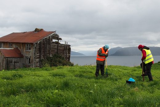Om vi skal hente informasjon fra det arkeologiske «arkivet» begravd i Arktis, har vi liten tid på oss. Klimaendringer fører til at tidligere frosne og godt bevarte kulturminner blir ødelagte. (Foto: V. V. Martens /NIKU)