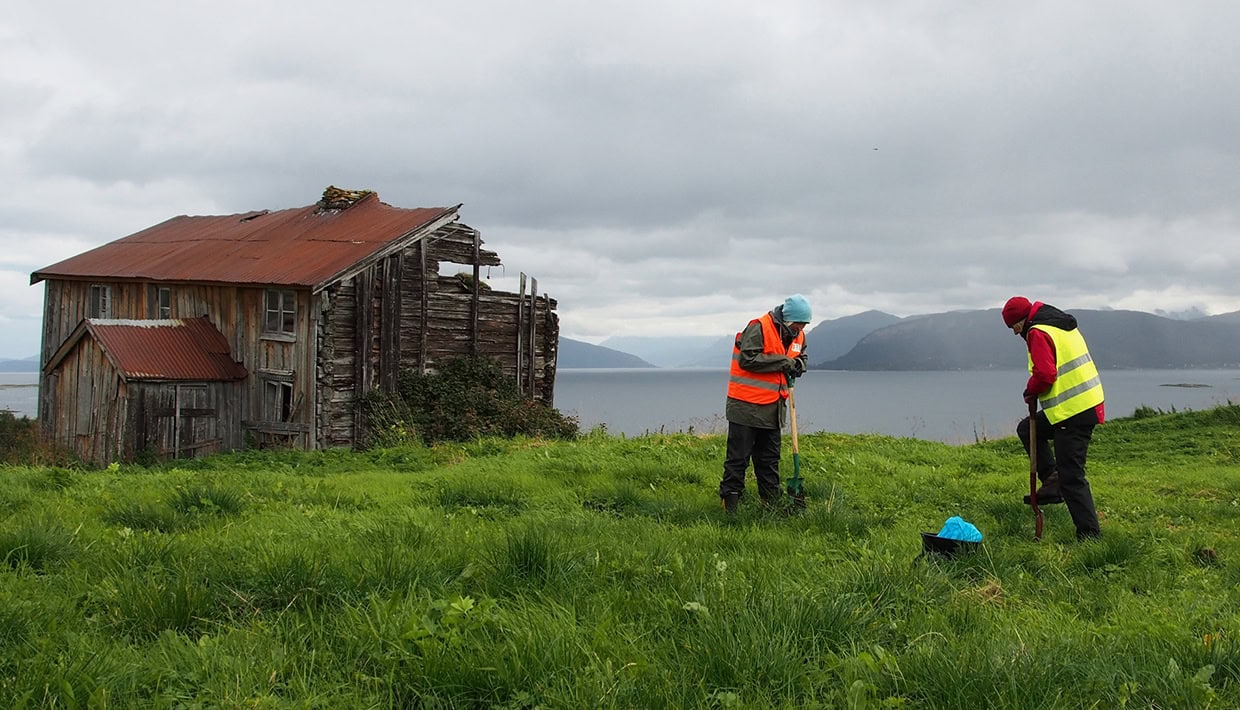 Om vi skal hente informasjon fra det arkeologiske «arkivet» begravd i Arktis, har vi liten tid på oss. Klimaendringer fører til at tidligere frosne og godt bevarte kulturminner blir ødelagte. (Foto: V. V. Martens /NIKU)