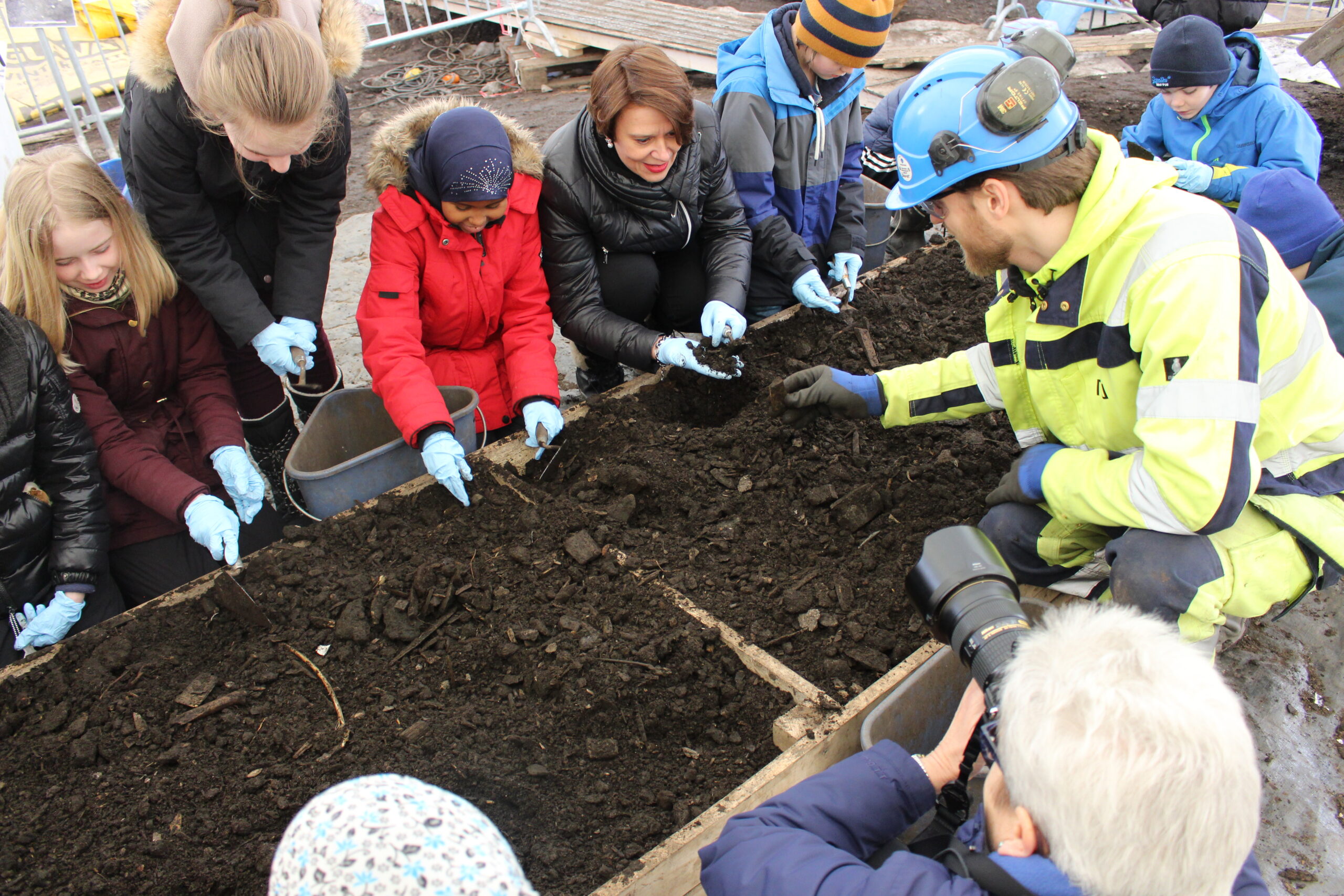 i prosjektet «Skatter i mørk jord», et av få norske prosjekter der publikum har blitt invitert inn i arbeidet. I dette prosjektet, som fikk økonomisk støtte av Sparebankstiftelsen, fikk nærmere 900 skoleelever delta i arkeologiske utgravninger på NIKUs utgravning i Gamlebyen.