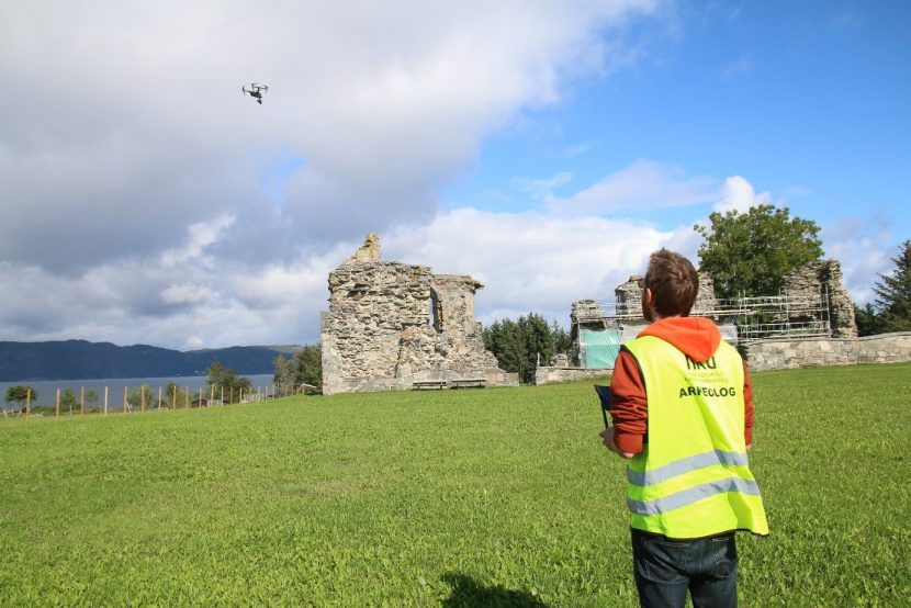 Dag-Øyvind fotograferer klosterruinen ved hjelp av drone. Foto: Chris McLees.