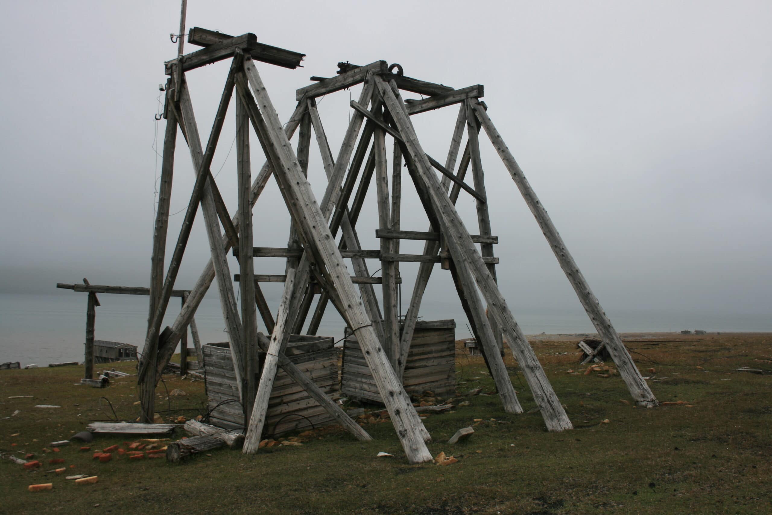 Foto som viser en av taubanebukkene som er utsatt for råteskader i overgangen jord luft/ned mot bakken. Se detaljfoto som viser skaden på nært hold.