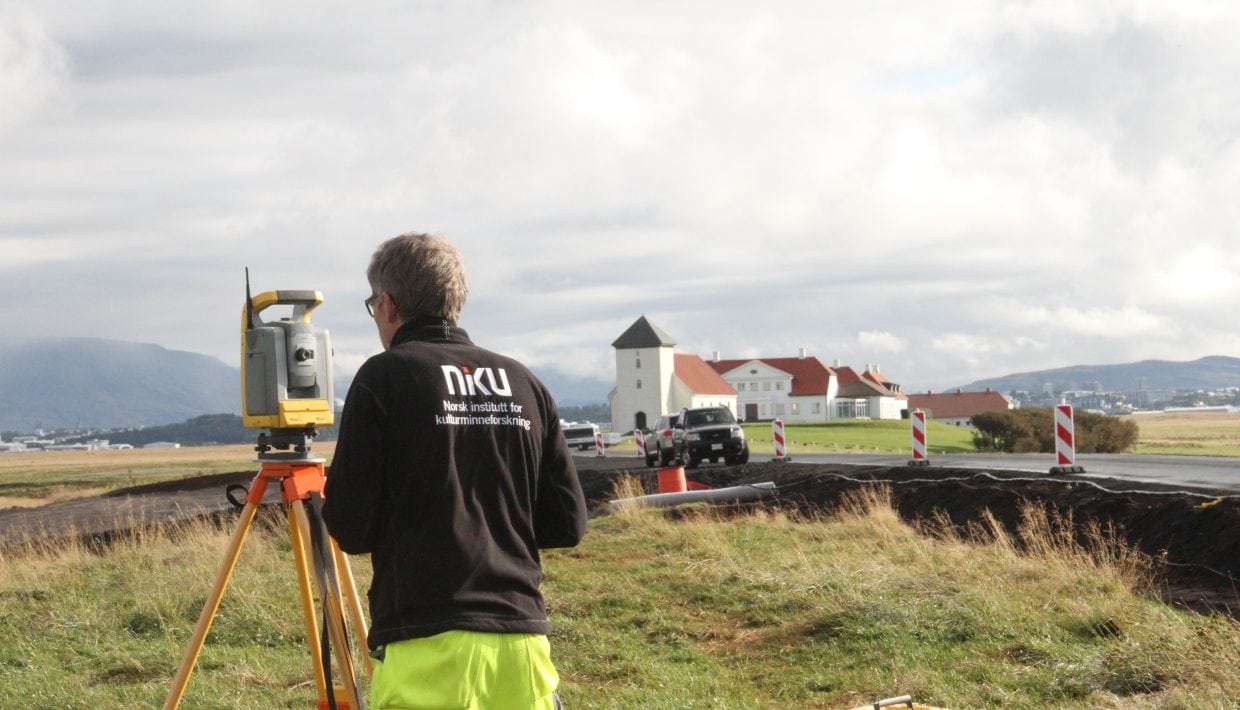 Dagens presidentbolig Bessastadir ligger på Altaneset rett utenfor Reykjavik. Dagens bebyggelse er plassert rett oppå vikingtidens gårdsanlegg.