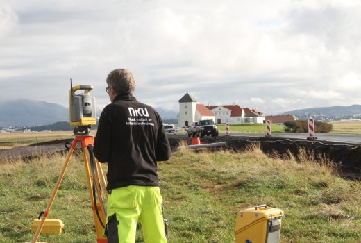 Dagens presidentbolig Bessastadir ligger på Altaneset rett utenfor Reykjavik. Dagens bebyggelse er plassert rett oppå vikingtidens gårdsanlegg.