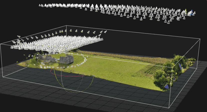 En 3D-modell av klosterruinen og området rundt, laget ved hjelp av bildene vi tok i felt (markert med hvite trekanter). Snapshot fra RealityCapture.