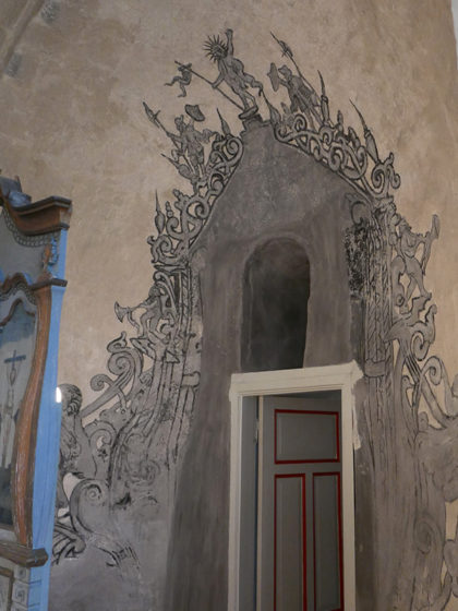 I Efteløt kirke i Buskerud er apsisveggen bak altertavla malt med en uttrykksfull grisaille-dekor. Kalkmaleriet er trolig fra midten av 1600-tallet, og ble avdekket 1946 av konservator Ola Seter. Men hvor mye er originalt?