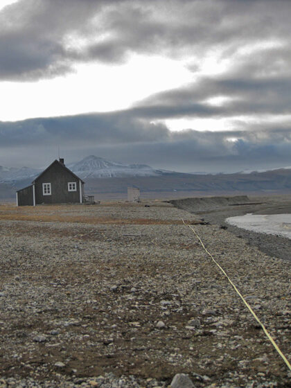 Oppmåling på gamlemåten. Erosjonen eter seg innover. Fredheim _Sassenfjorden _nordvestkysten av Spitsbergen. I 2015 ble hele dette fangstanlegget flyttet lenger inn på land. Foto: AC Flyen/NIKU