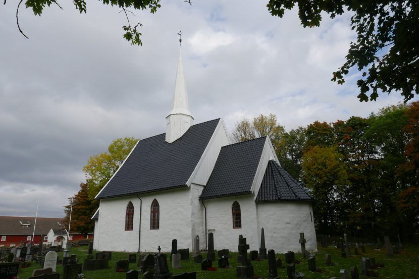 Hobøl kirke i Østfold er en av rundt 160 bevarte middelalderske steinkirker i Norge. I likhet med flere andre har kirken en typisk middelaldersk arkitektur med rektangulært skip, mindre kor og halvrund apsis.