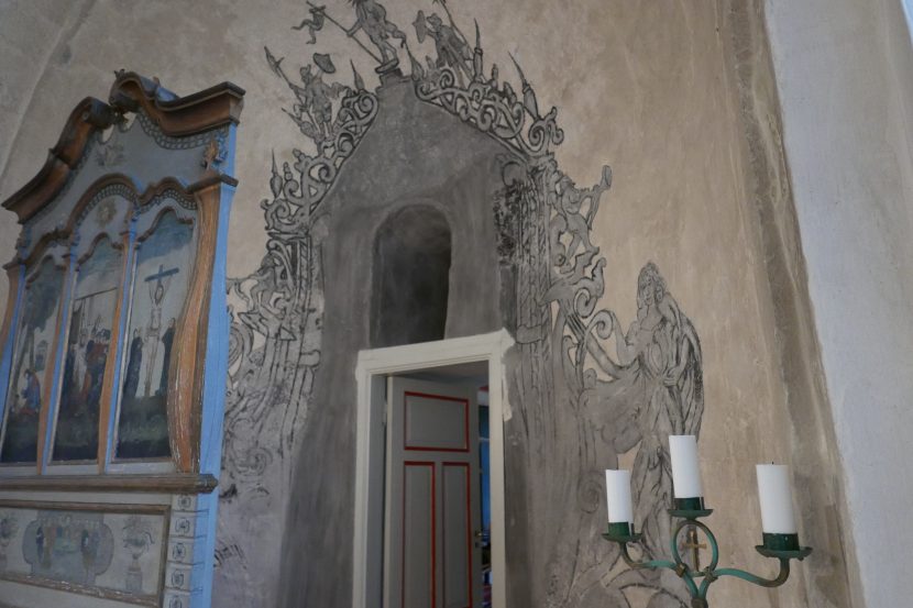 I Efteløt kirke i Buskerud er apsisveggen bak altertavla malt med en uttrykksfull grisaille-dekor. Kalkmaleriet er trolig fra midten av 1600-tallet, og ble avdekket 1946 av konservator Ola Seter. Men hvor mye er originalt?