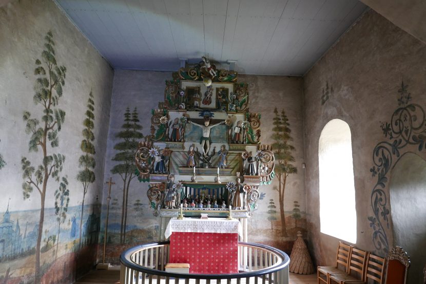 En særegen dekor fra 1700-tallet dekker veggene i koret i Ulnes kirke i Valdres. Vi ser dekorative trær i et enkelt landskap, og noe bortgjømt, en bibelsk scene der Sakkeus sittende i et morbærtre møter Jesus og disiplene.