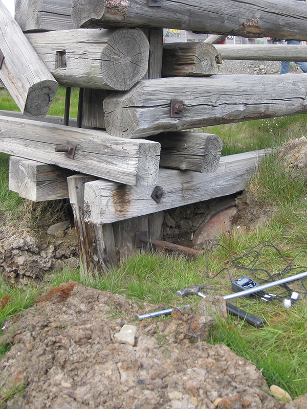 Måling av temp i bakken rundt fundamentene til en av de høyeste taubanebukkene inne i Longyearbyen. Foto: NIKU/AC Flyen