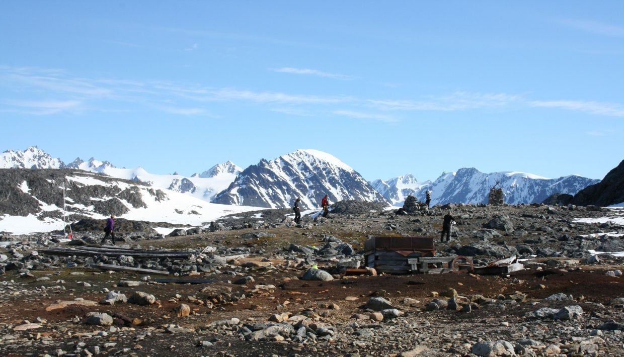 . Forskere fra NIKU og NINA utvikler indikatorer for overvåking. Her i det sårbare kulturmiljøet i Virgohamna nordvest på Spitsbergen. Foto: AC Flyen/NIKU