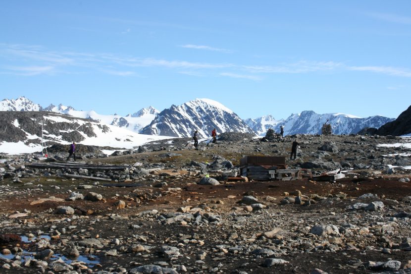 . Forskere fra NIKU og NINA utvikler indikatorer for overvåking. Her i det sårbare kulturmiljøet i Virgohamna nordvest på Spitsbergen. Foto: AC Flyen/NIKU