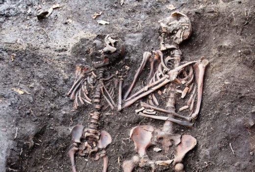 Skjeletter fra mor og barn i dobbeltgrav