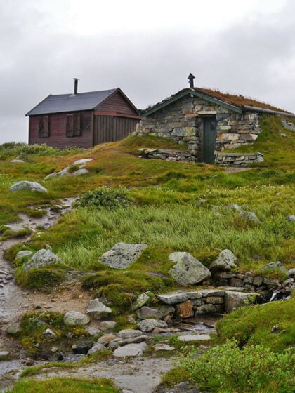 Ny og gammel, restaurert bu - begge i bruk. Foto: A.C.Flyen, NIKU