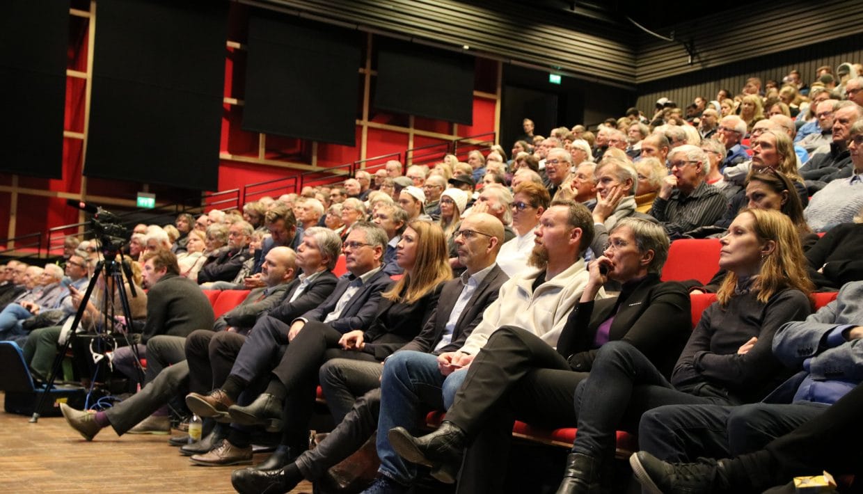 Klima- og miljøminister Ola Elvestuen var tirsdag i Halden for å bli orientert om de sensasjonelle funnene fra vikingtiden.