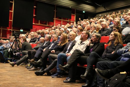 Klima- og miljøminister Ola Elvestuen var tirsdag i Halden for å bli orientert om de sensasjonelle funnene fra vikingtiden.