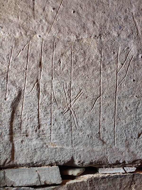 Maeshowe er et gravkammer fra steinalderen på Orknøyene, og på 1150-tallet brøt en gruppe norrønt-talende mennesker seg inn og fylte veggene med graffiti.