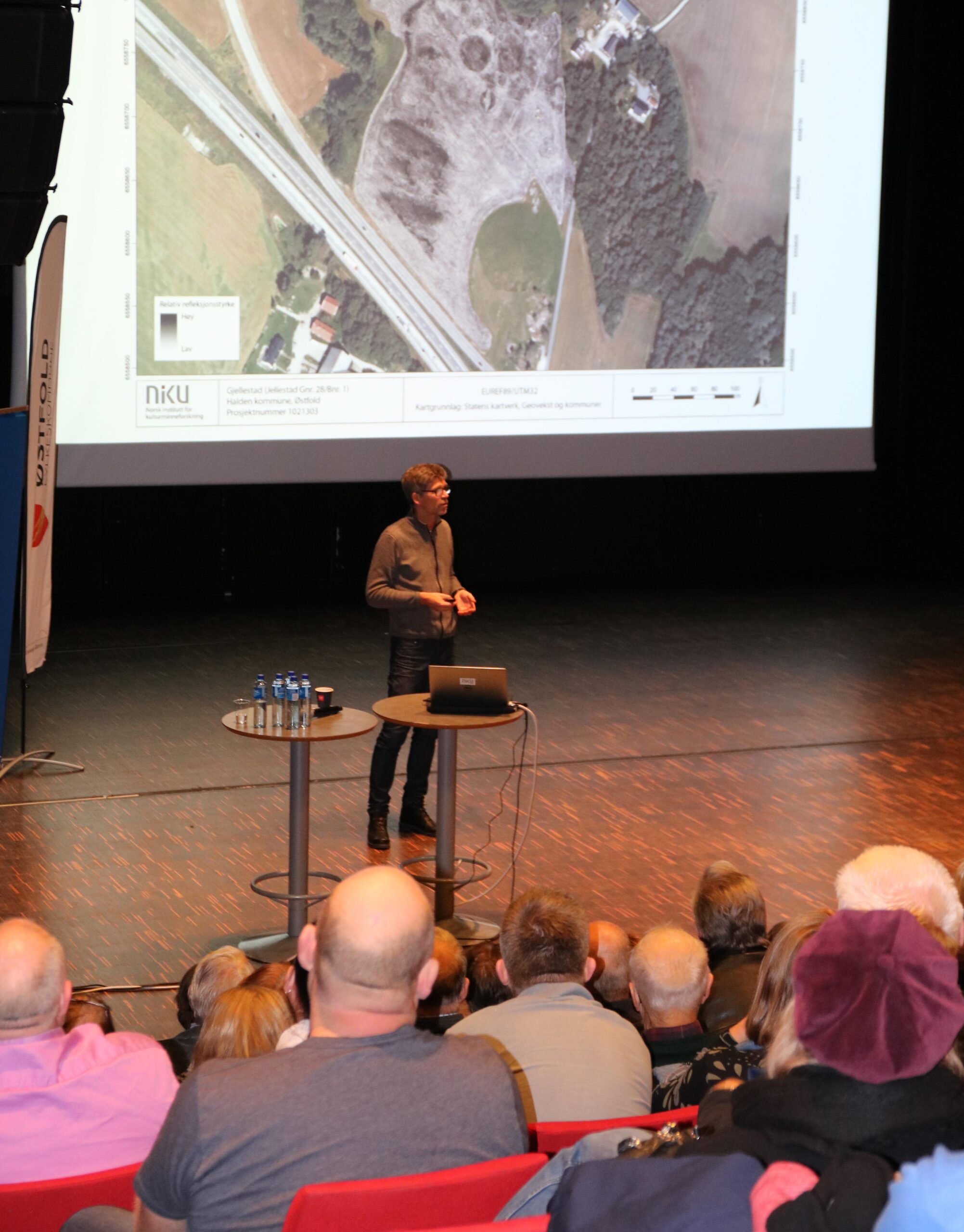Knut Paasche har doktorgrad på vikingskip og fortalte mer om Gjellestadskipet på informasjonsmøtet i Halden.