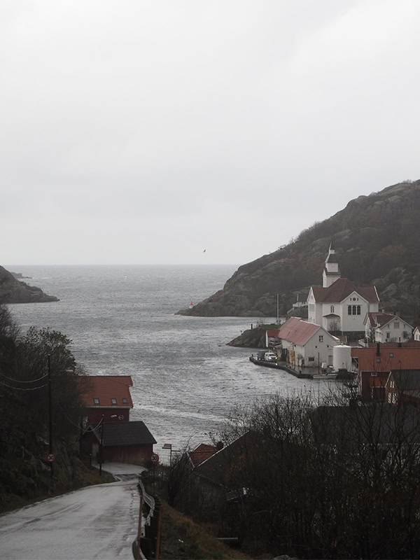 Hidra kirke på Hidra i Vest-Agder er et eksempel på en kirke som står på et svært værhardt sted. Vurderinger av kirkens beliggenhet, tilstand, materialer og mulige fremtidige klimarelaterte skader er utført i dette prosjektet.