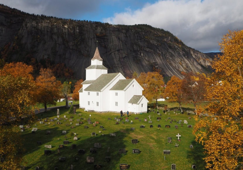 Valle kyrkje i Setesdal i Aust-Agder, her i vakker høstsol. I området rundt kirka er det voldsomme vindkast som frem til nå har bidratt til ødeleggelser på kirkebygget.