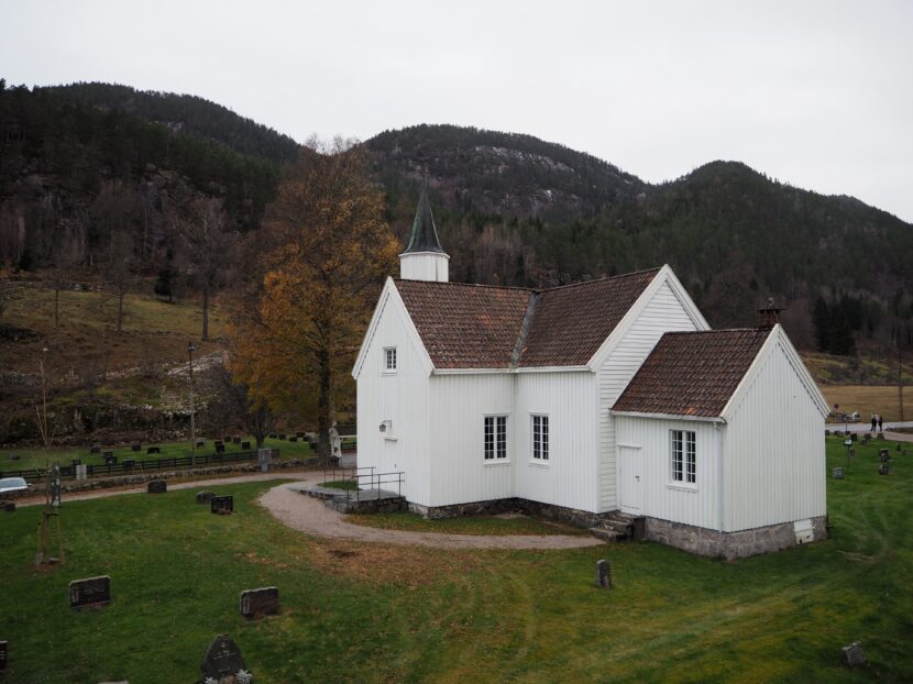 Grindheim kirke i Audnedal, Vest-Agder. Kirken fra 1783 befares med utgangspunkt i tilstand, materialer og mulige risikoer for forverret tilstand eller ødeleggelser pga klimaendringer.