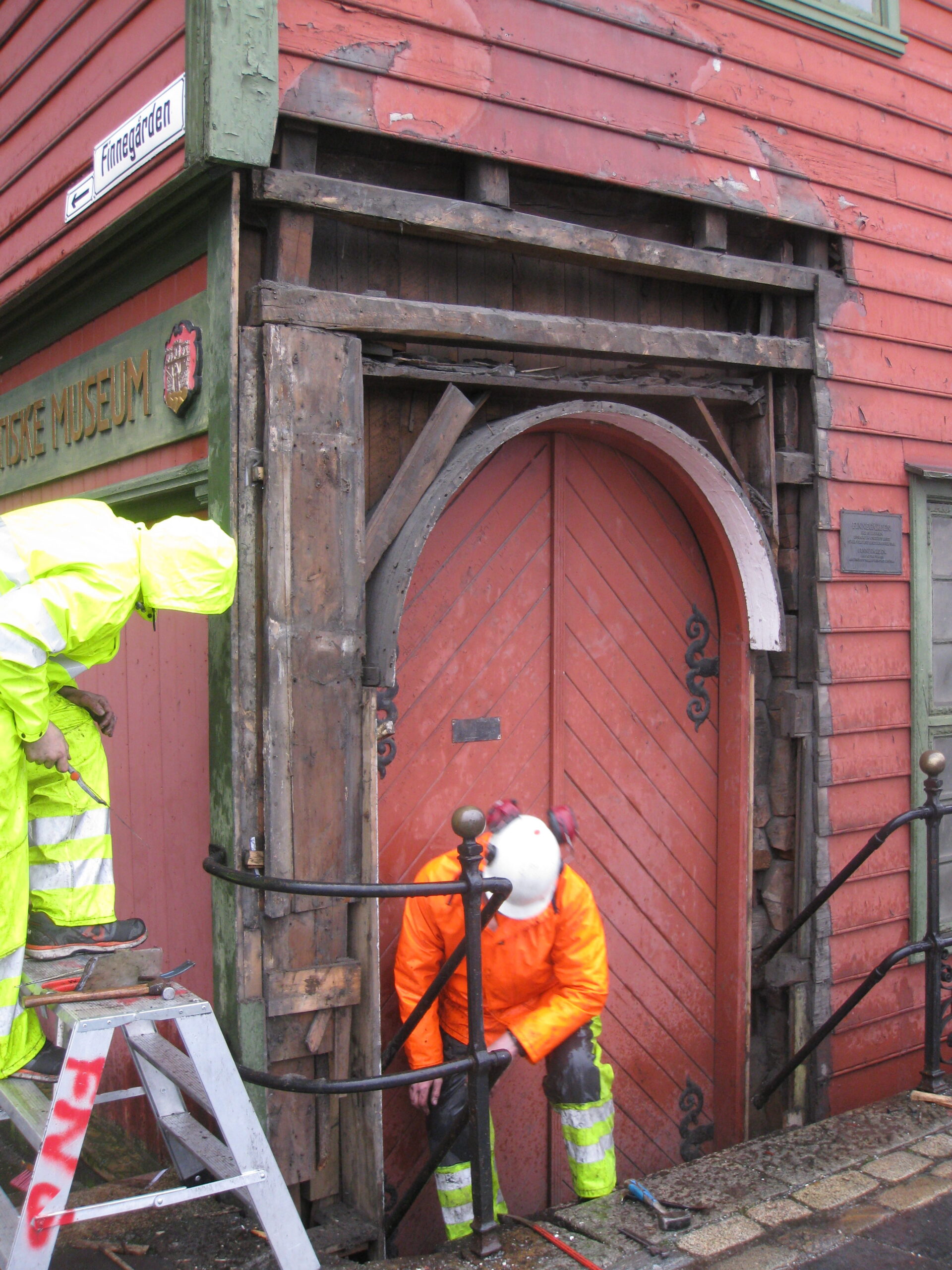 Norsk institutt for kulturminneforskning (NIKU) har sammen med G3H demontert portalen i Finnegården i Bergen. Da panelbord over portalen ble fjernet kom 1700-tallets rankedekor til syne.