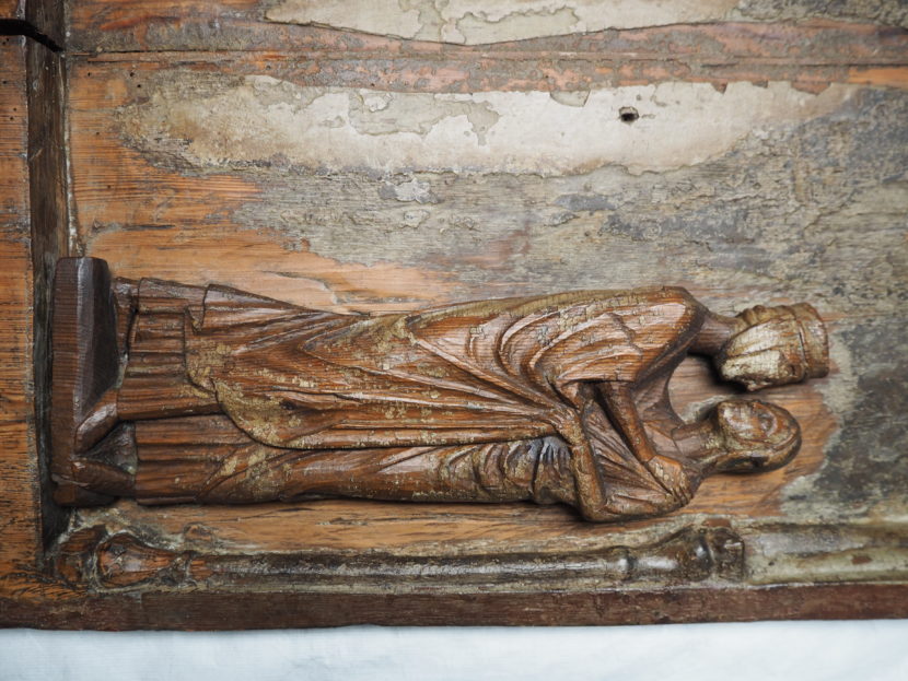 Visitasjon. Detalj fra Madonnaskapet fra Røldal ca. 1250. Foto: Elisabeth Andersen.