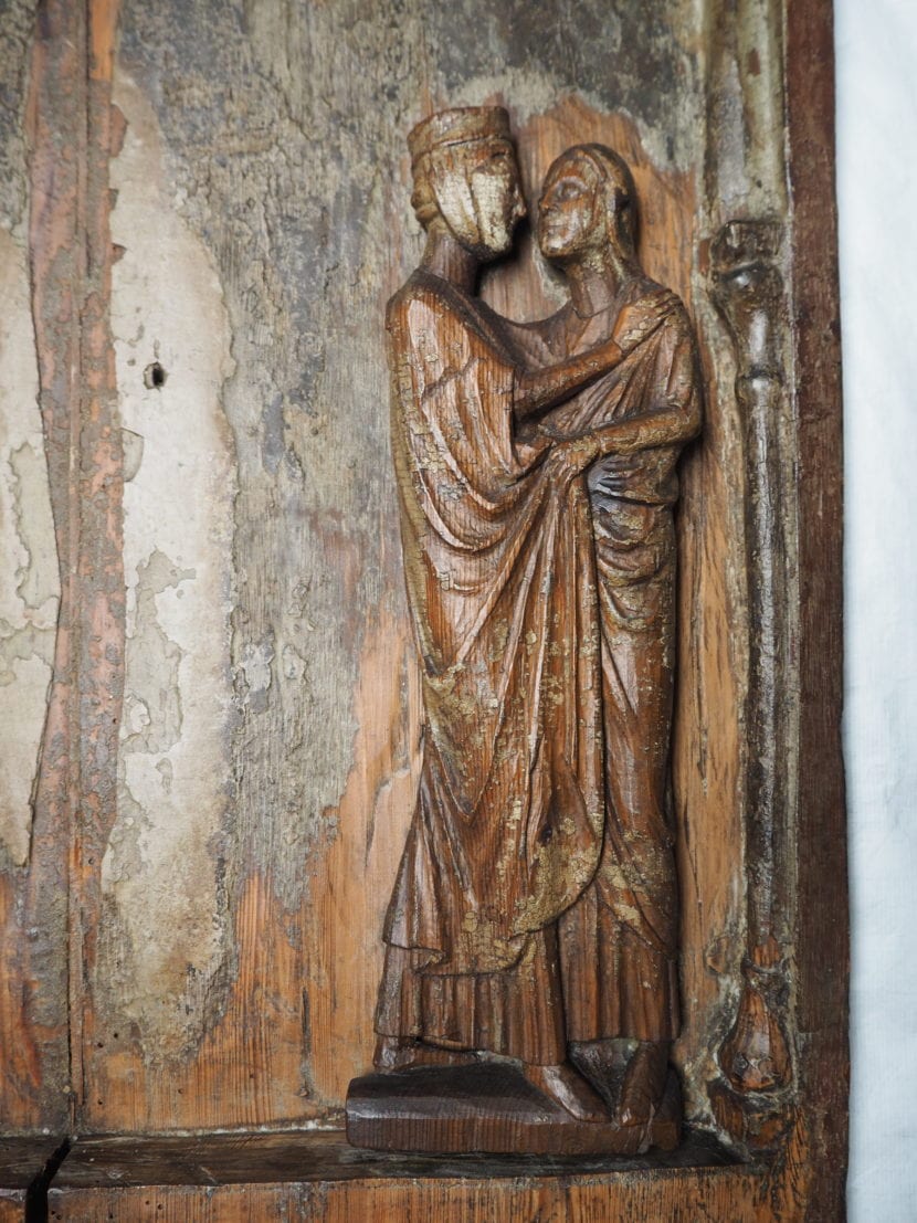 Visitasjon. Detalj fra Madonnaskapet fra Røldal ca. 1250. Foto: Elisabeth Andersen.