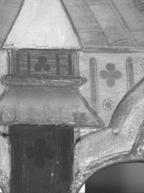 Bilder tatt med infrarødt lys viser at panelene bak krusifikset har malte illusjoner av arkitekturelementer fra middelalderen under overmalingen fra 1700-tallet.