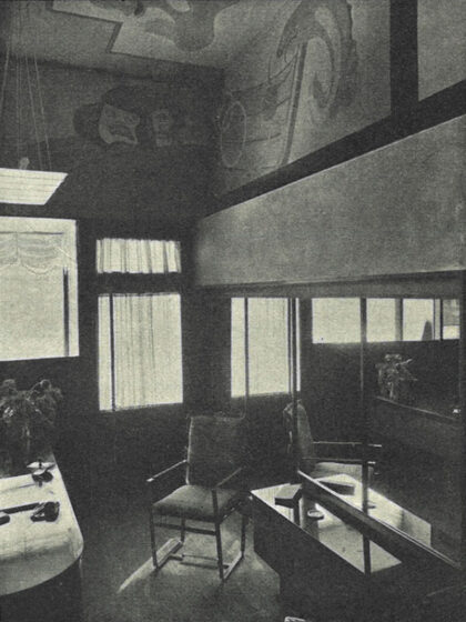 Fotografiet er fra tidsskriftet Byggekunst, 1930, publisert i artikkelen Butikkfasade og innredninger i Bygdø Allé 3 og 7, skrevet av arkitektene Sverre Aasland og Arne Korsmo.