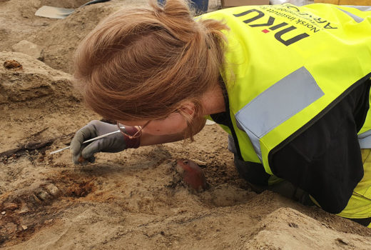 Karin graver på Landmannstorget