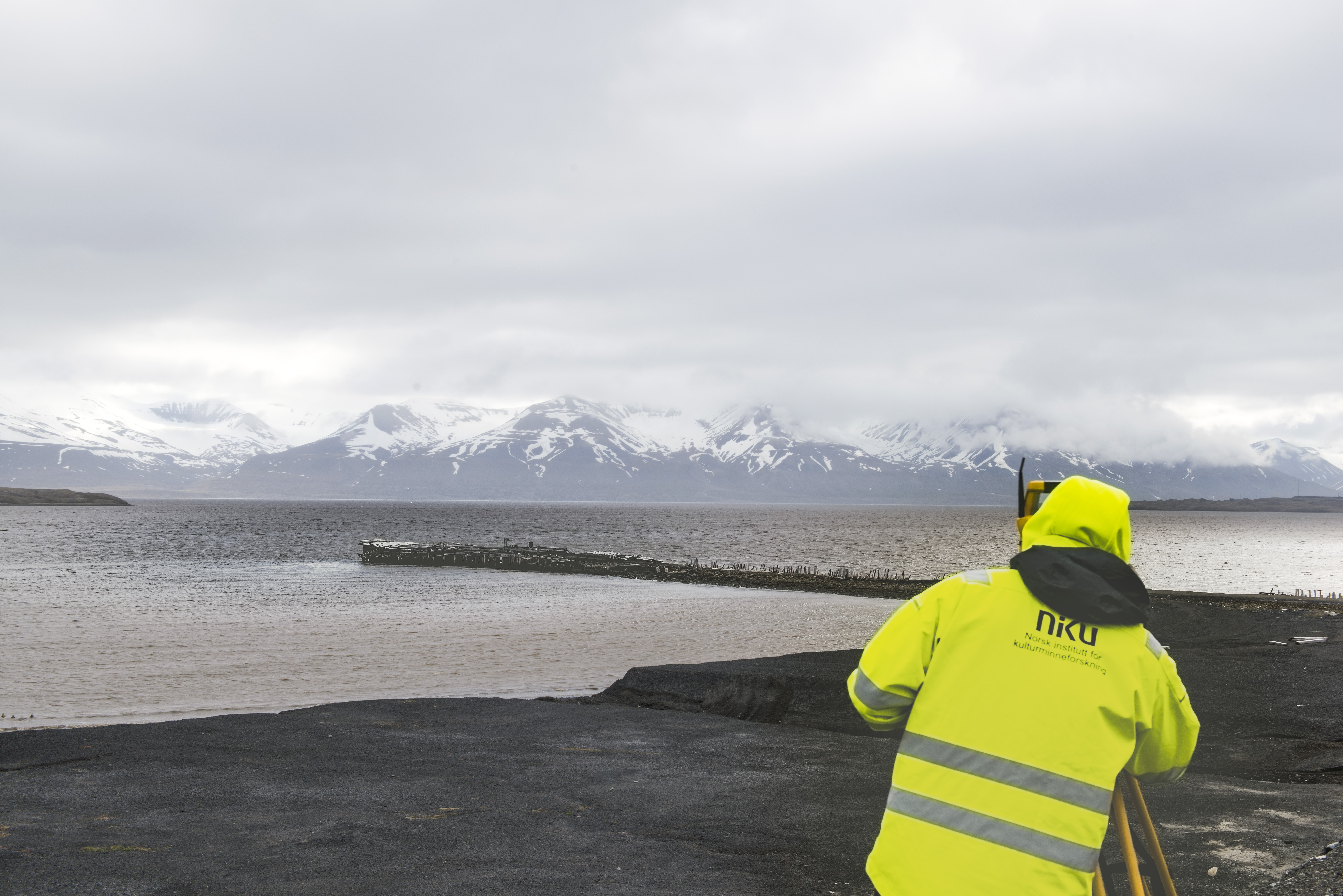 Cris Nicu driver med landmåling av gammelkaia fra den svenske driftsperioden. (Foto: E. Nau /NIKU)