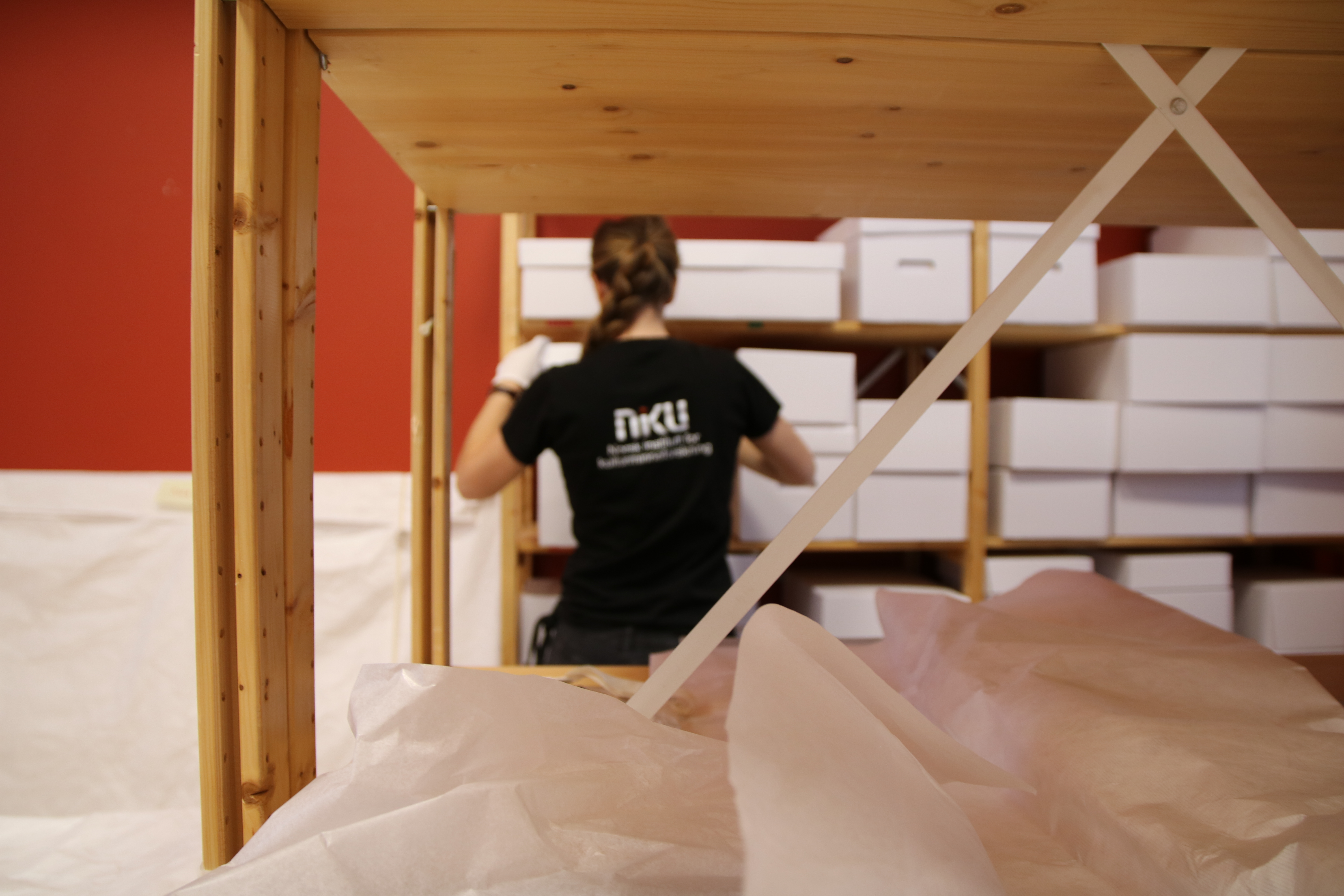 Norsk institutt for kulturminneforskning (NIKU) ble i 2018 engasjert som prosjektleder for registrerings-, rense- og flytteprosjektet ved KODE 1 som også er kjent som Permanenten. Bygningen er en del av KODE kunstmuseer og komponisthjem.