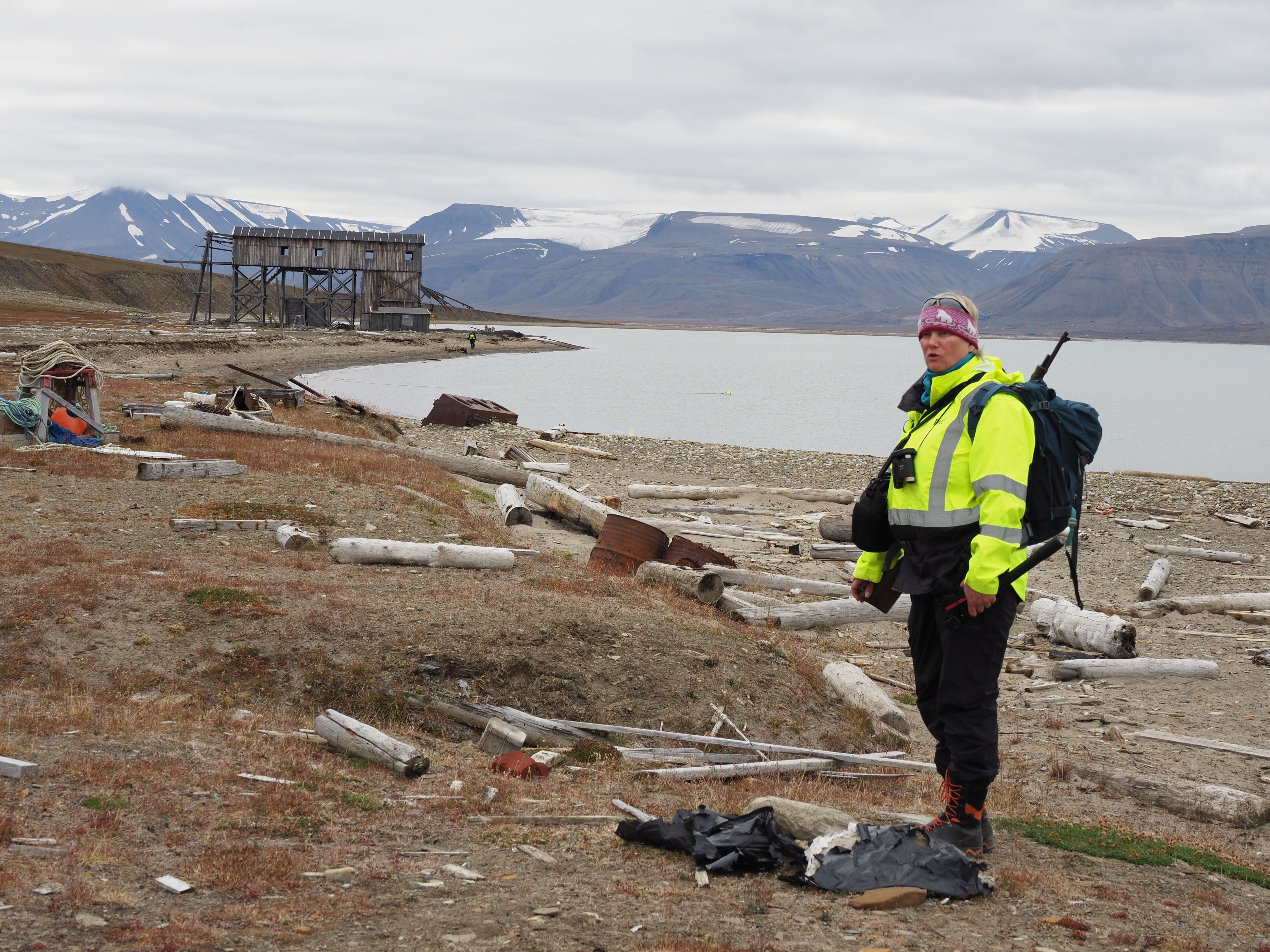Selv om Hiorthhamn ligger nær Longyearbyen er det stor isbjørnfarre. Under sommernes feltarbeids-periode var det 5 isbjørn som lusket rundt i Isfjord-området. Foto: V.V.Martens/NIKU