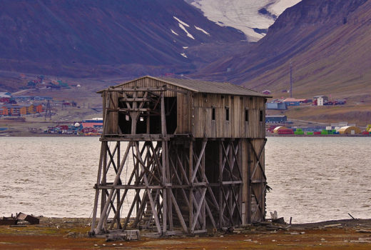Taubanesentralen på Hiorthamn med Longyearbyen i bakgrunnen_ingress