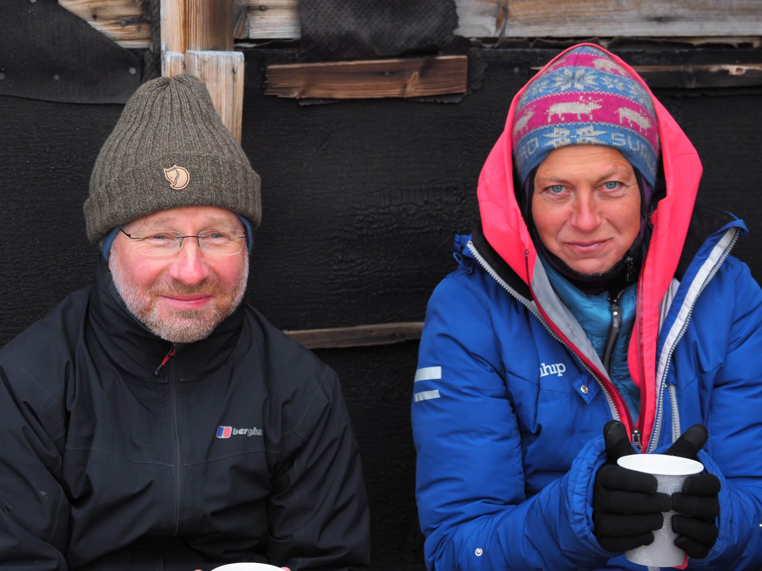 To av de internsjonale partnerne under en pause i regnet på Hiorthhamn. Carsten Hermann fra Historic Scotland er den internasjonaleprosjektlederen og Theres Sonehag fra Riksantikvarieembetet i Sverige er assisoert partner. Foto: AC Flyen/NIKU