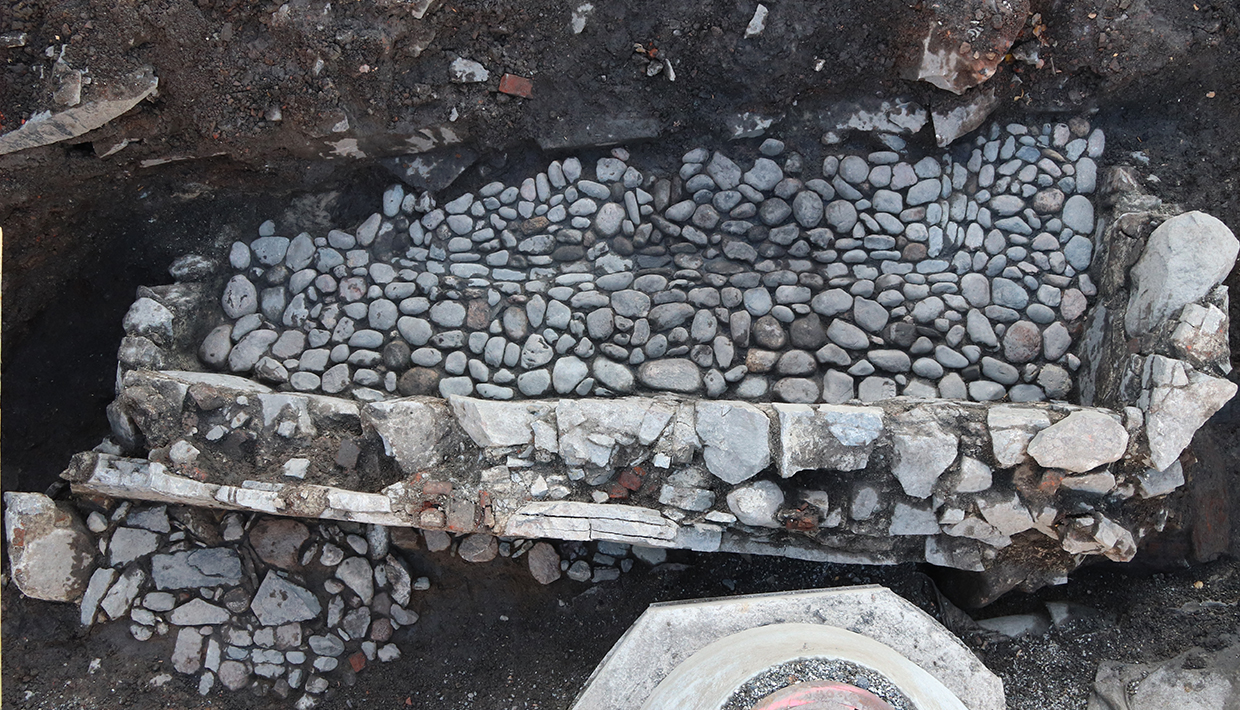 Oslo kommune arbeider for tiden med å anlegge trikkespor i Bispegata. I den forbindelse dokumenterer Norsk institutt for kulturminneforskning (NIKU) de arkeologiske jordlagene, bevart under asfalten. Nylig avdekket NIKU en steinmur – under dagens gateplan.