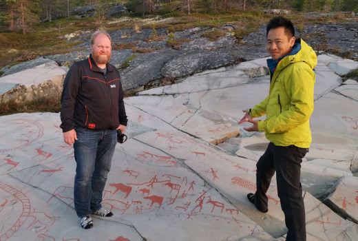 Jan Magne Gjerde og Albert Lin. ved bergkunsten i Alta.